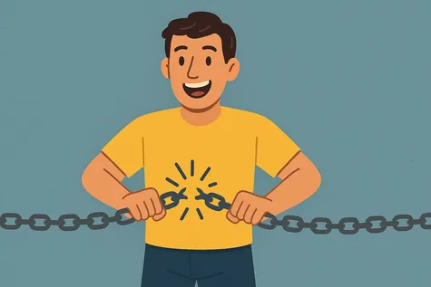 Hombre sonriente rompiendo una cadena con las manos, representando libertad al contratar fibra y móvil sin permanencia
