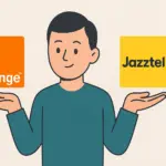 Hombre comparando tarifas de Orange y Jazztel con los logos en cada mano.